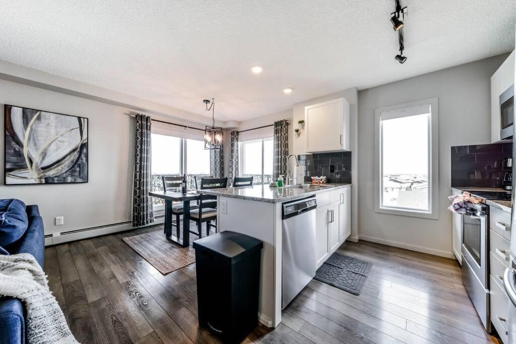 Bright Luxe Condo, Ac, Top Floor, King Bed, Balcony! Edmonton Exterior foto