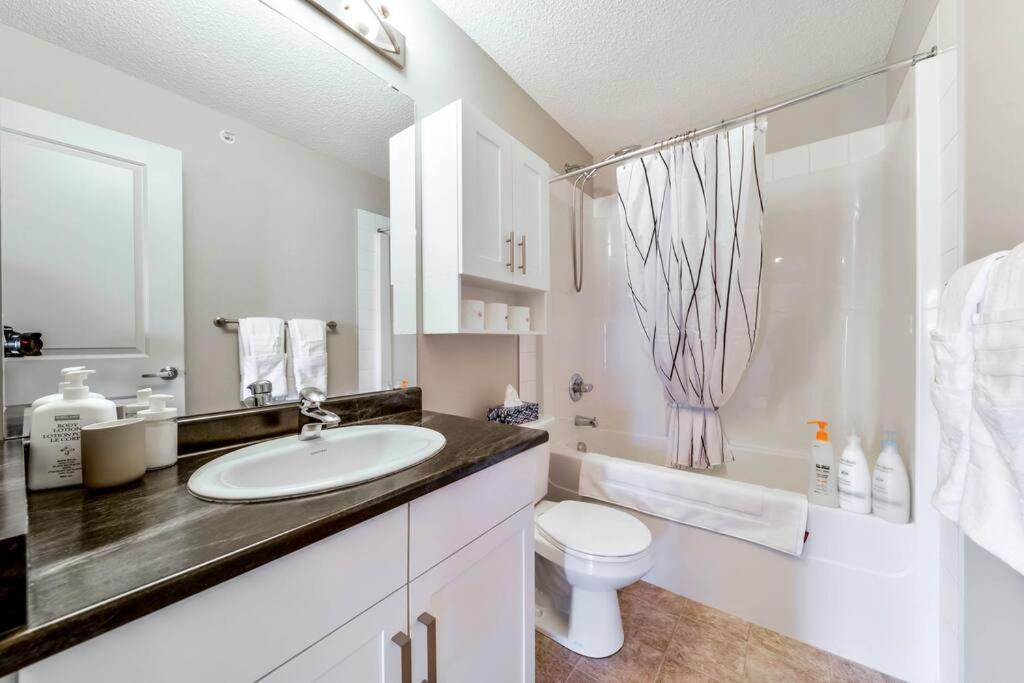 Bright Luxe Condo, Ac, Top Floor, King Bed, Balcony! Edmonton Exterior foto